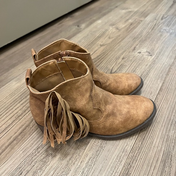 Camel color suede ankle boots with fringe - Picture 2 of 3